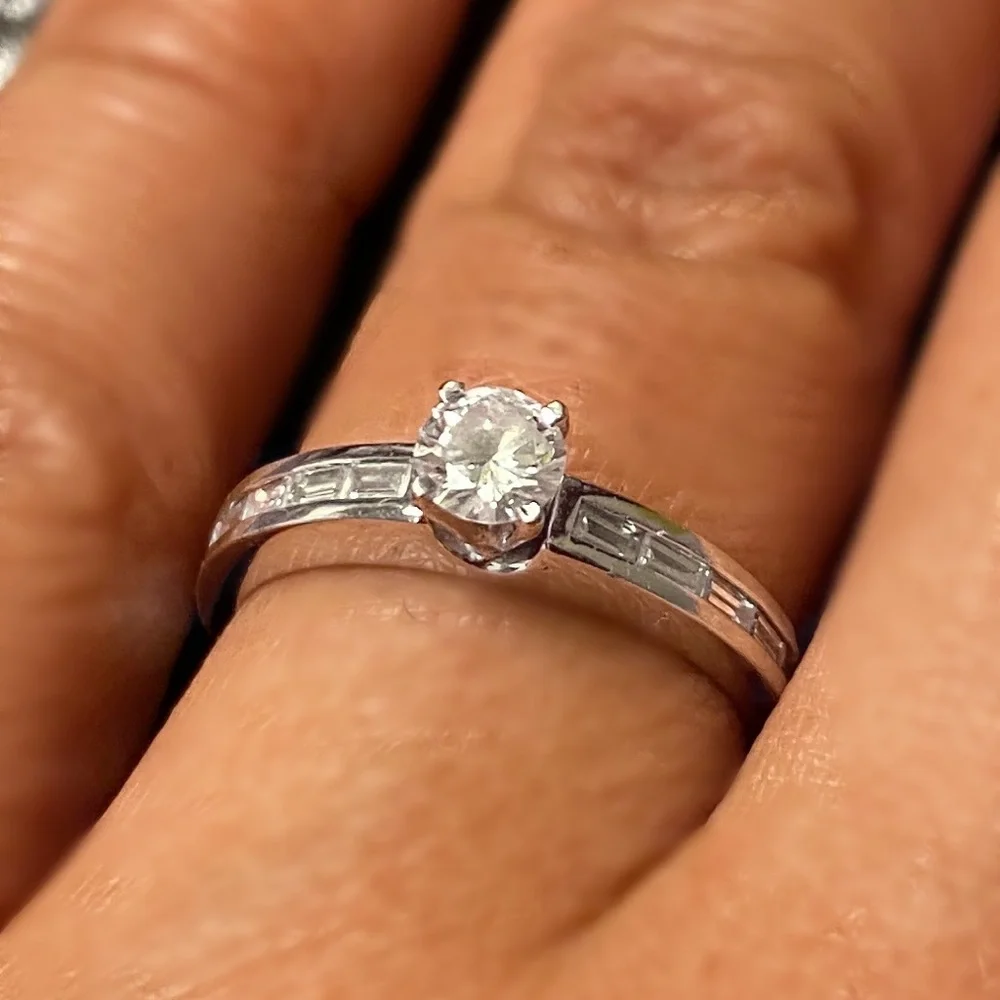 DIAMOND ENGAGEMENT RING - Picture 6 of 8
